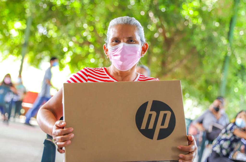 Padres de familia agradecen al Presidente Bukele por entregar computadoras para sus hijos padres-de-familia-agradecen-al-presidente-bukele-por-entregar-computadoras-para-sus-hijos